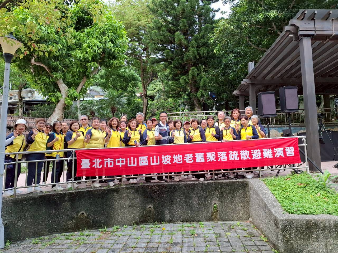 參演單位國際佛光會與本區區長合照.jpg